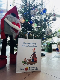 Seniorzy z Zakładu Opiekuńczo – Leczniczego w Bytowie z paczkami świątecznymi od Fundacji Biedronki